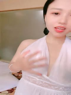 气质超棒酒窝美女！性感白色短裙！笑起来甜美，坐马桶。